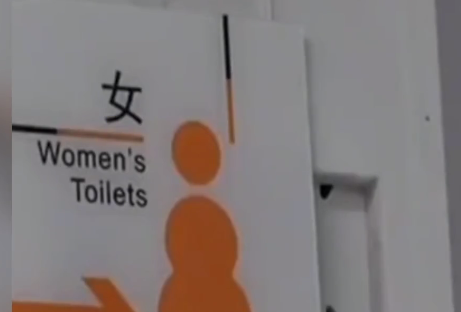 女学生发现厕所有男士偷拍，对方反驳男厕没纸
