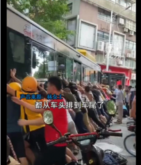 广东男童被卡车底下，现场20多人抬车立即救人
